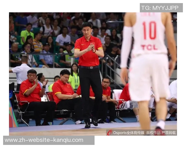 男篮蓝队迎战俄罗斯队全力争胜展现团队实力与战术配合